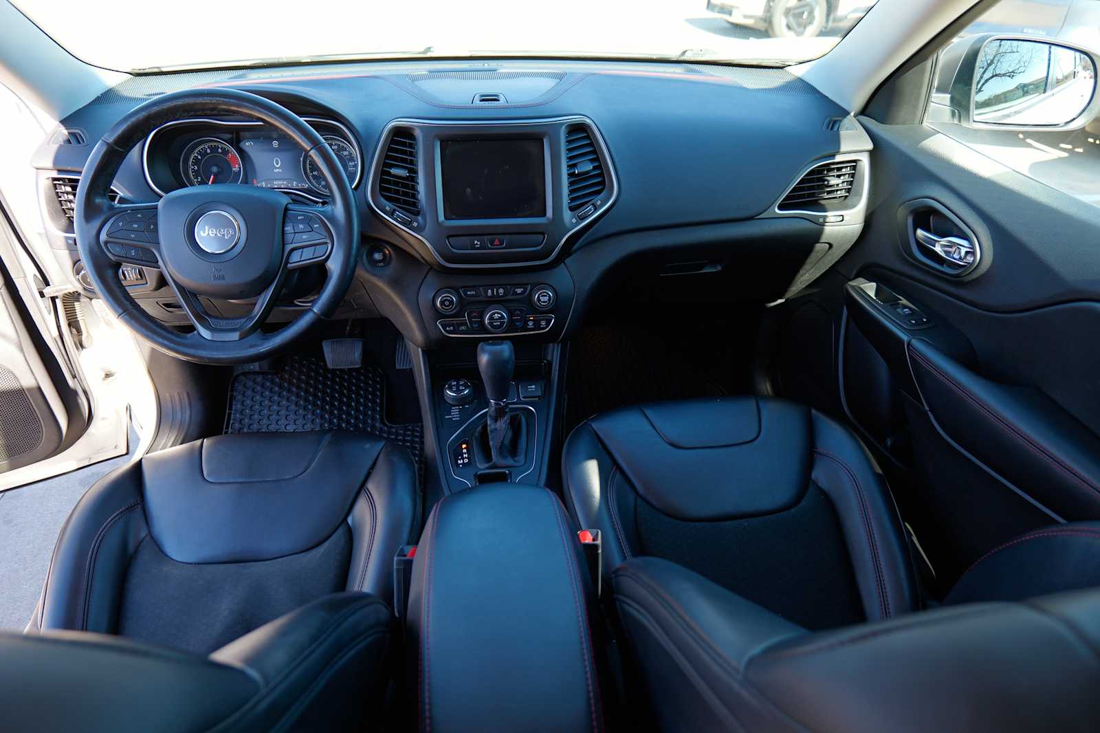 Thumbnail: 2020 Jeep Cherokee - 25