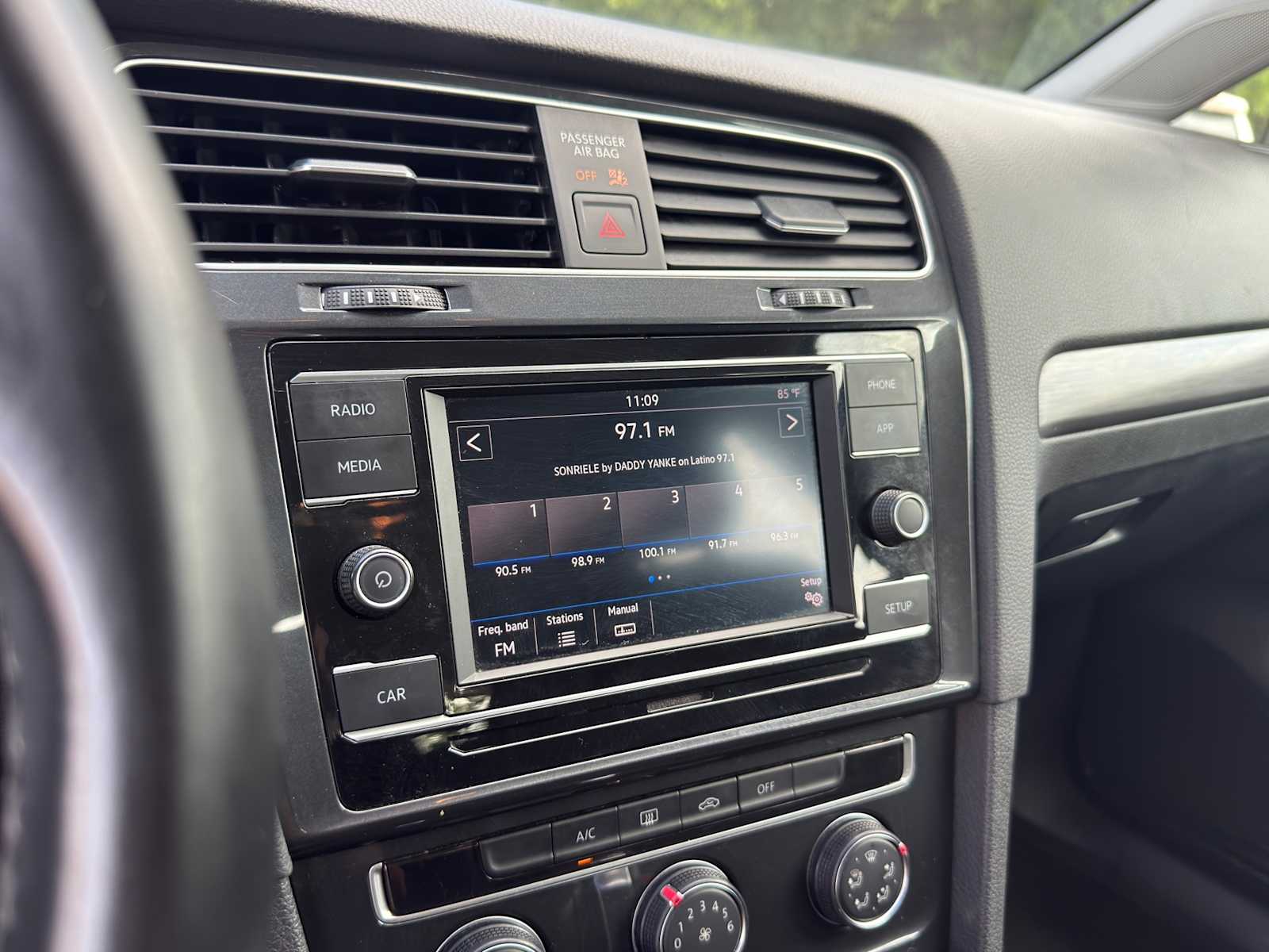 Thumbnail: 2019 Volkswagen e-Golf - 12