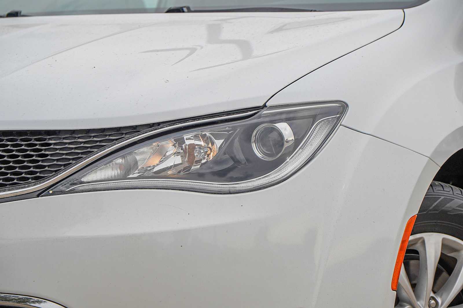 Thumbnail: 2018 Chrysler Pacifica - 3