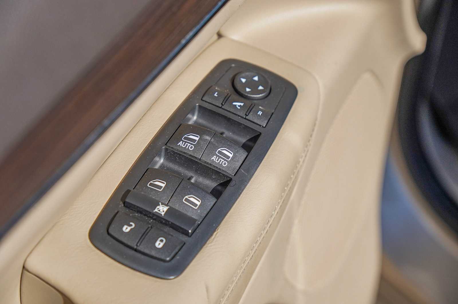 Thumbnail: 2015 Jeep Grand Cherokee - 25