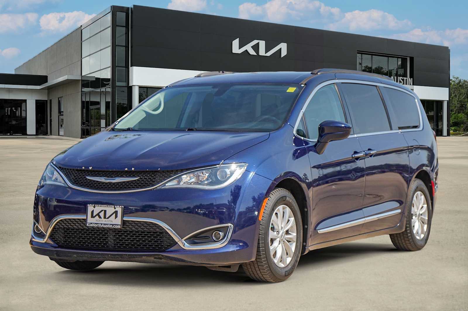 Thumbnail: 2017 Chrysler Pacifica - 8