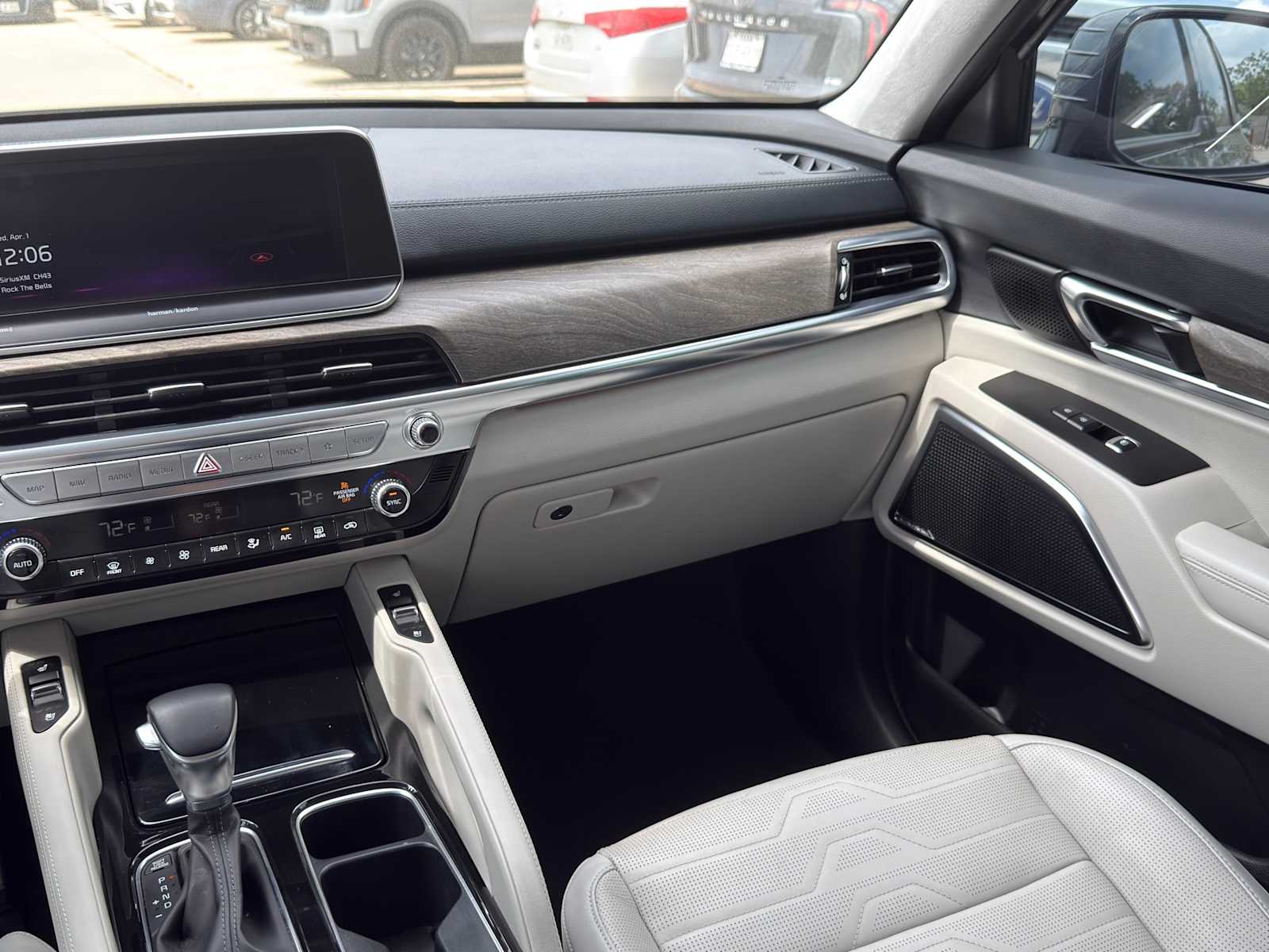 Thumbnail: 2022 Kia Telluride - 24