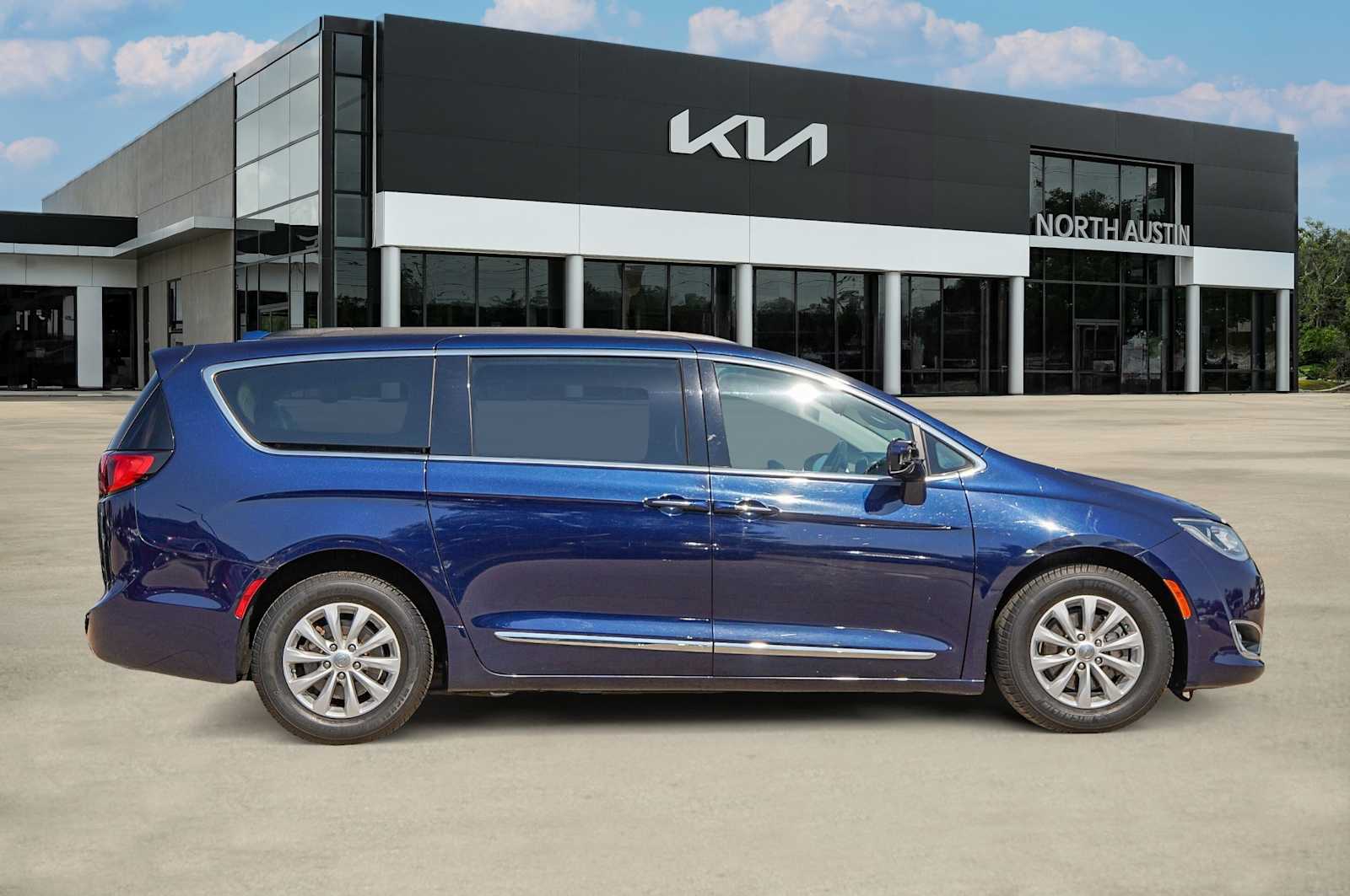 Thumbnail: 2017 Chrysler Pacifica - 4