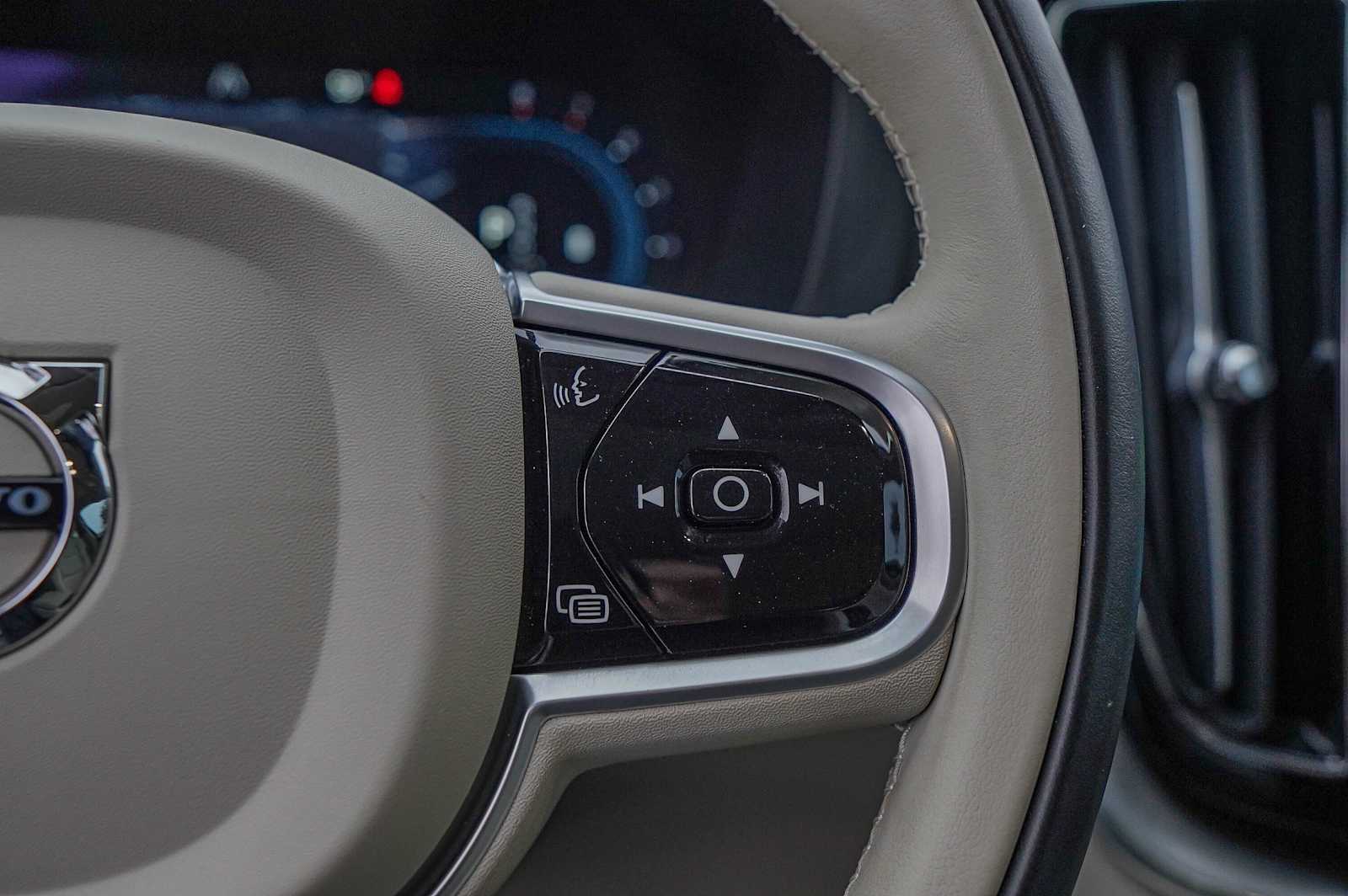 Thumbnail: 2023 Volvo XC60 - 14