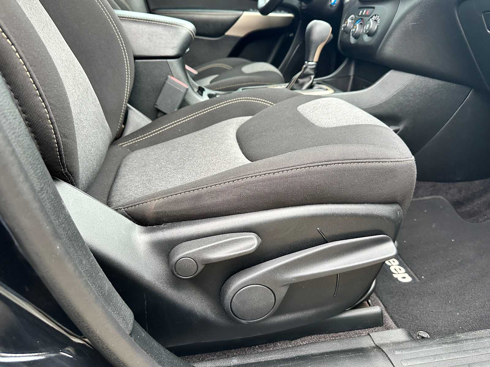 Thumbnail: 2018 Jeep Cherokee - 18