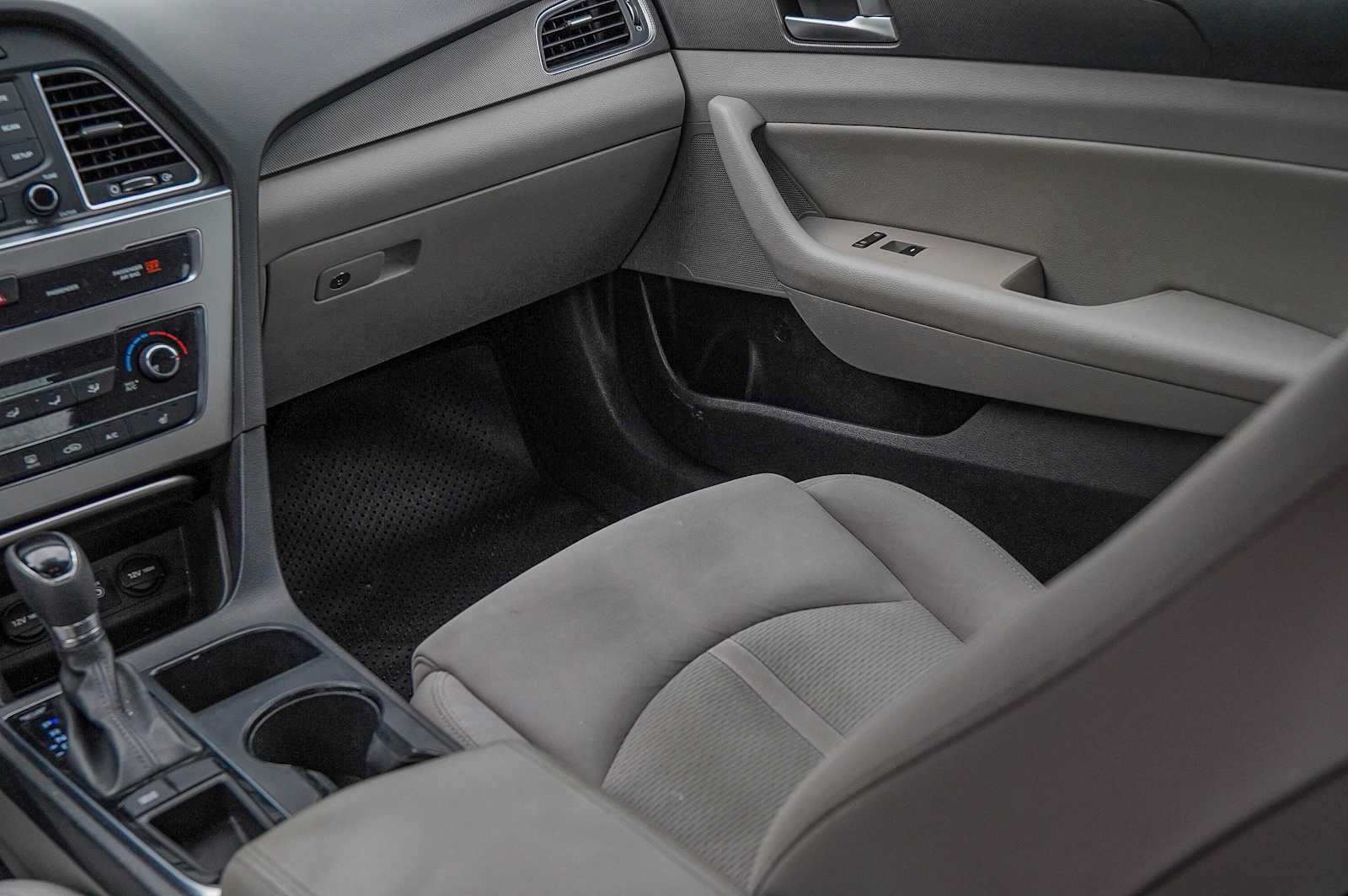 Thumbnail: 2015 Hyundai Sonata - 26