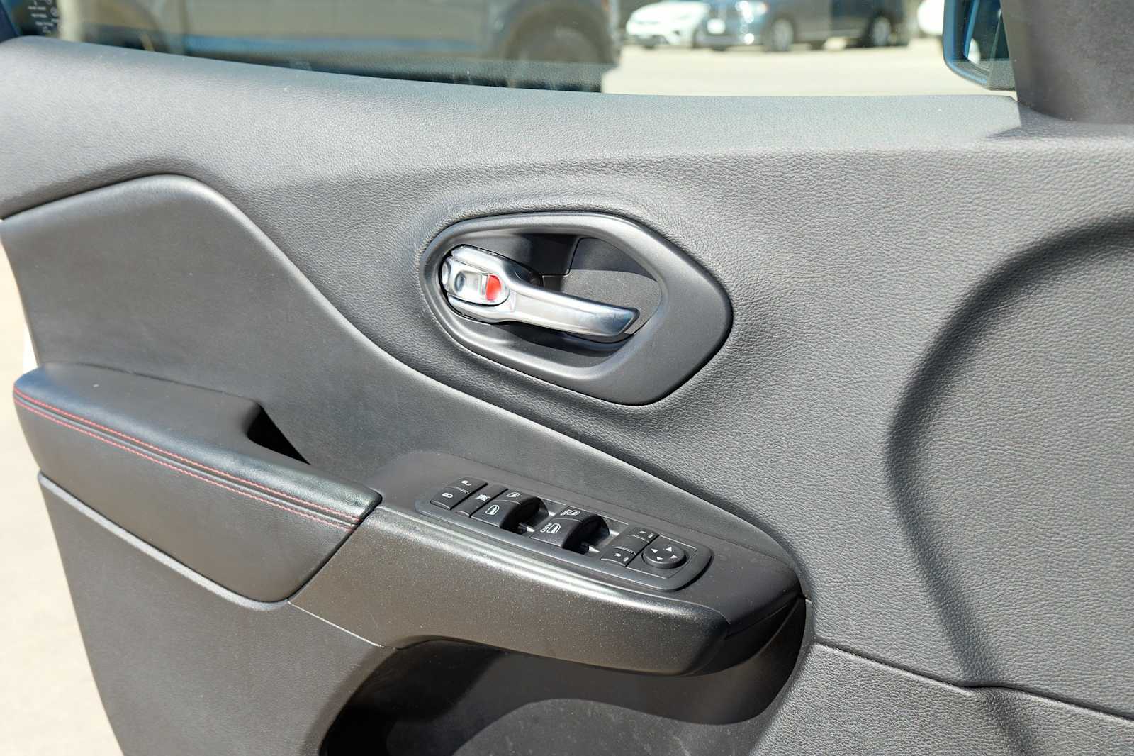 Thumbnail: 2020 Jeep Cherokee - 20