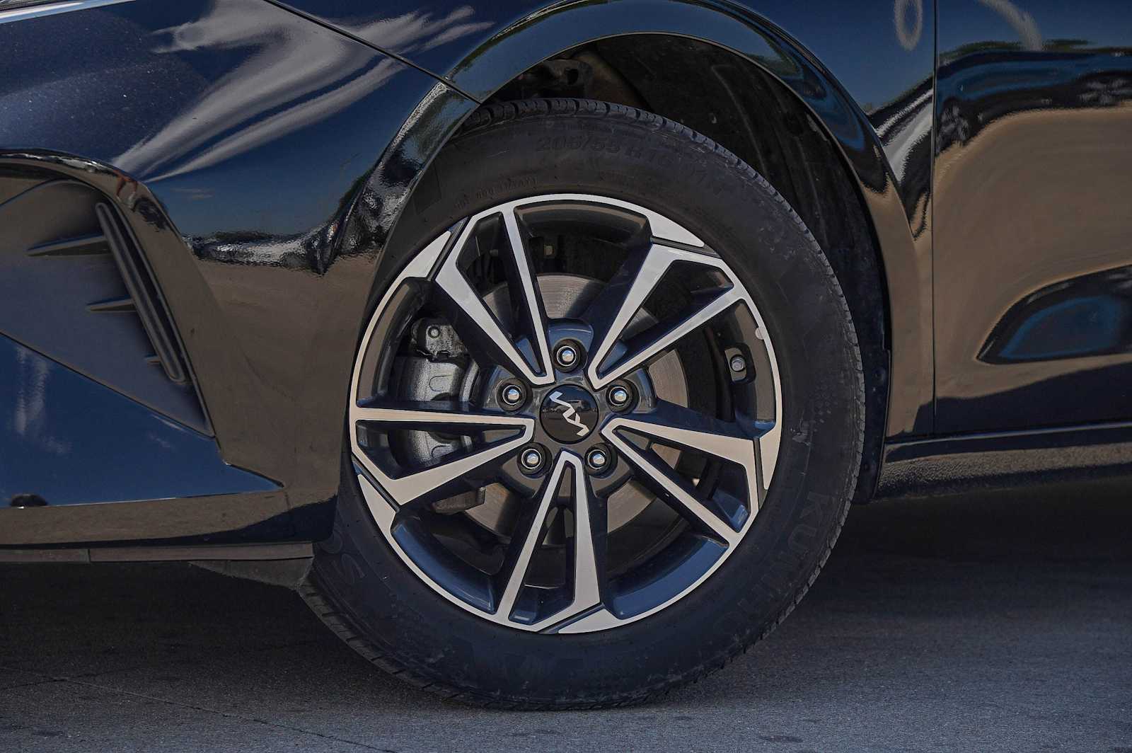 2024 Kia Forte LXS photo 2