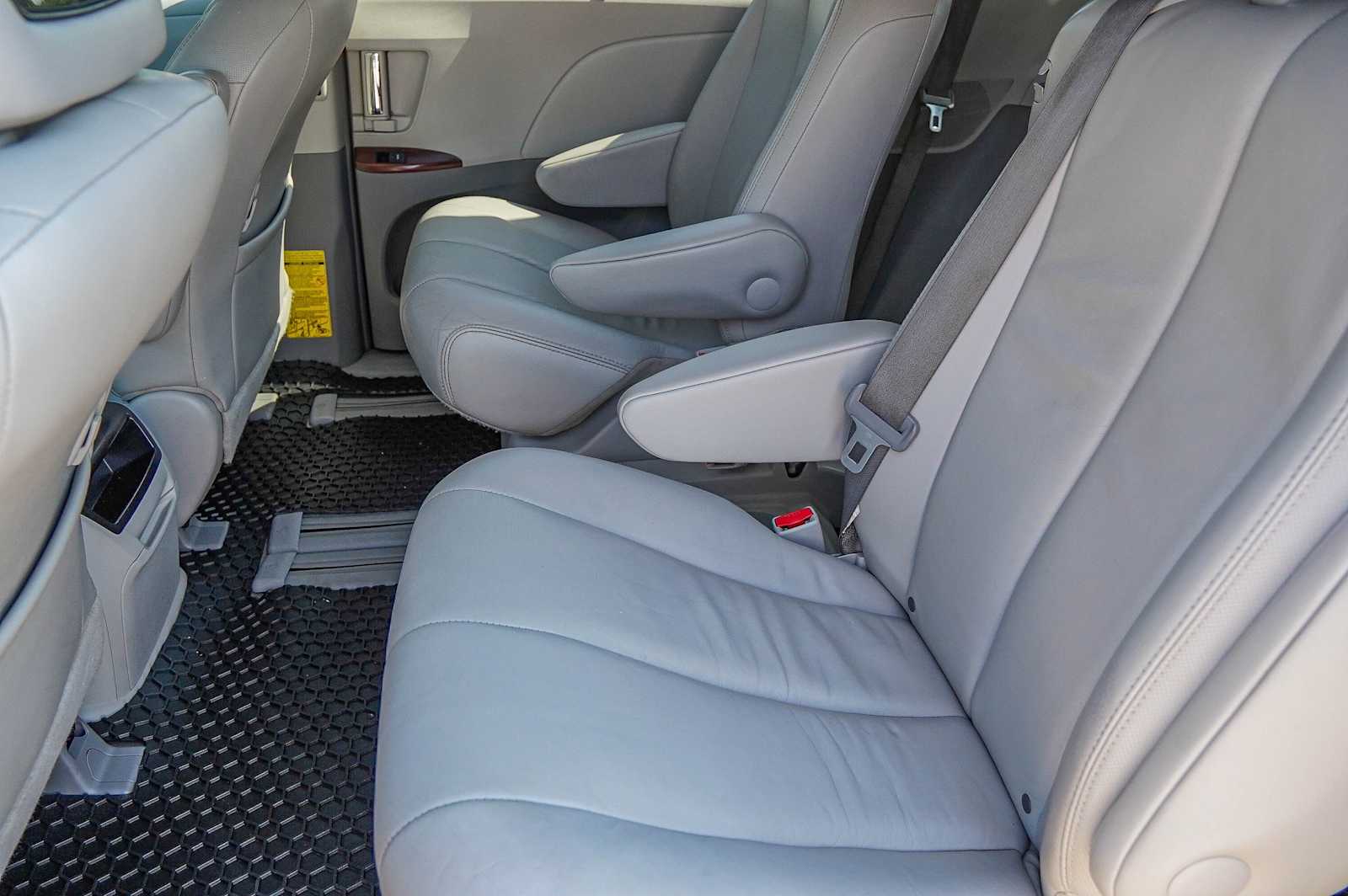 Thumbnail: 2013 Toyota Sienna - 32