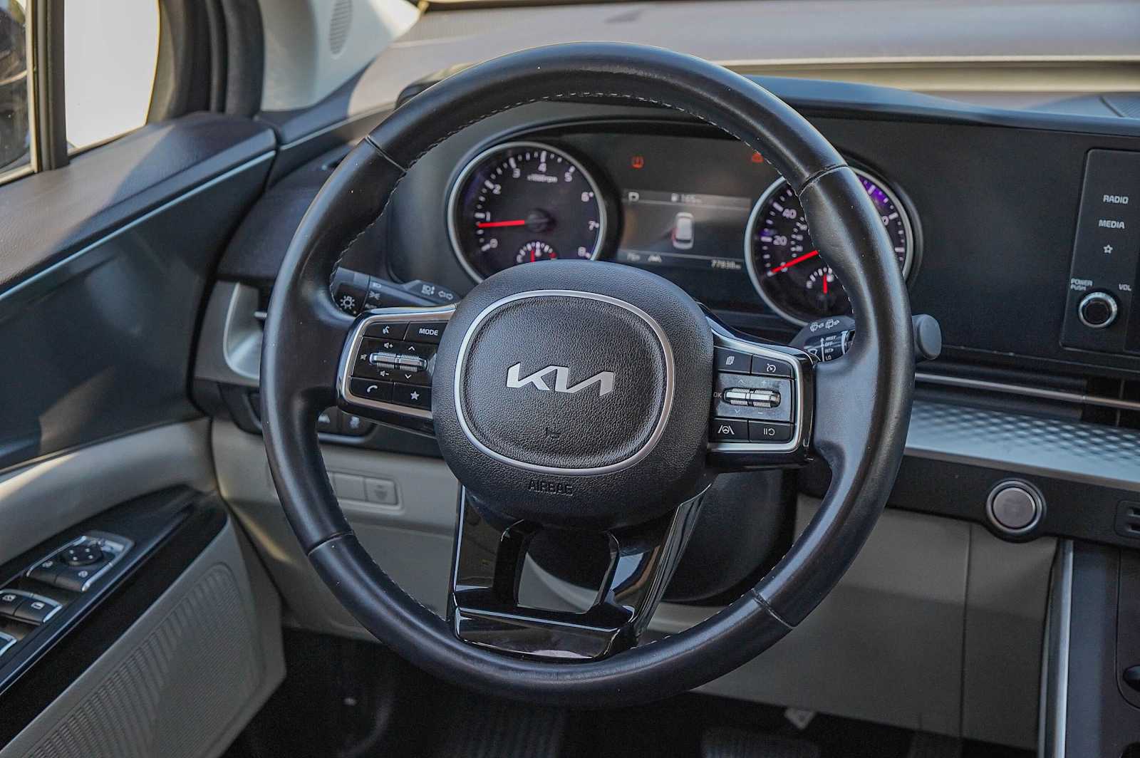 Thumbnail: 2022 Kia Carnival - 28