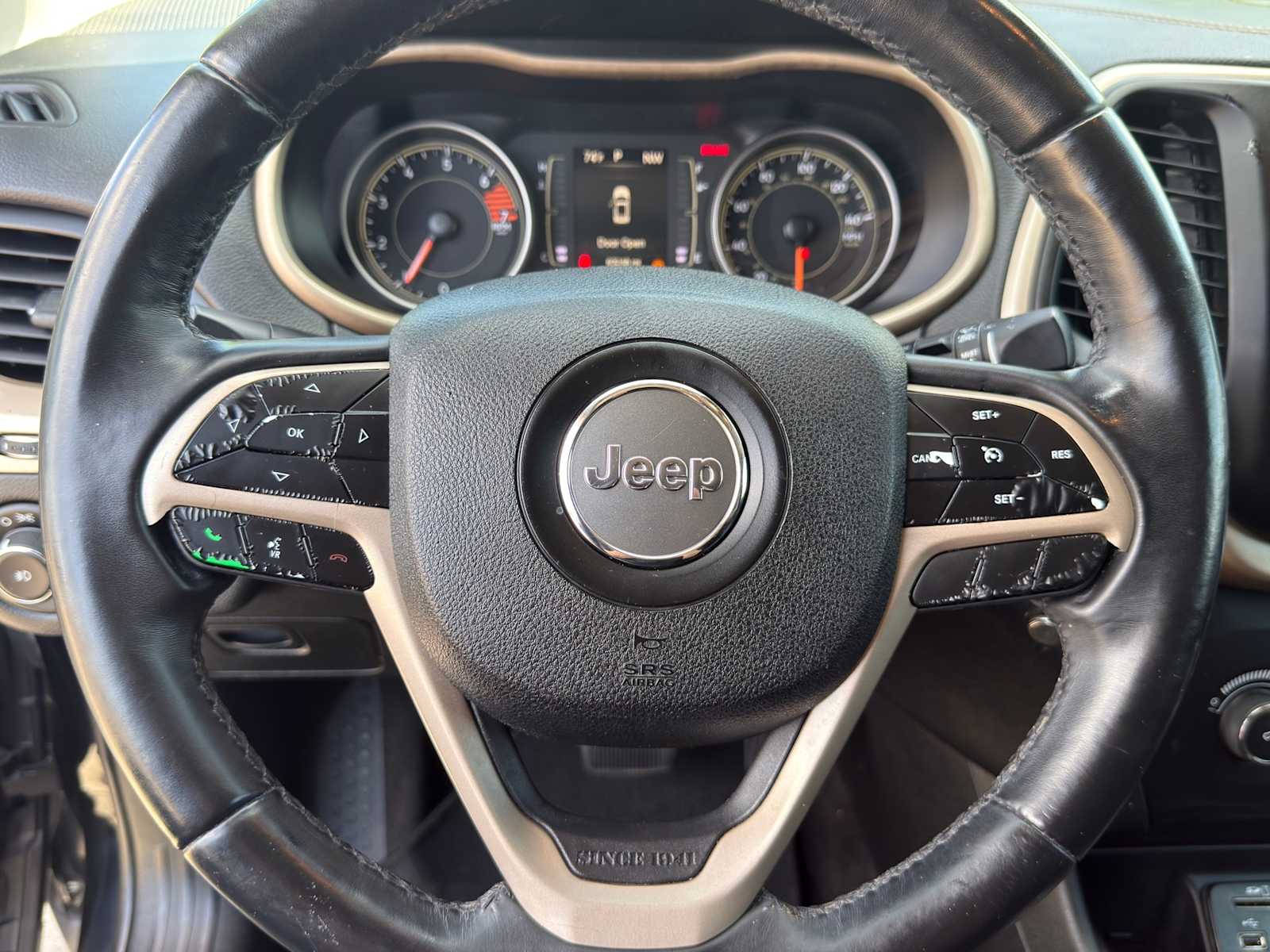 Thumbnail: 2018 Jeep Cherokee - 15