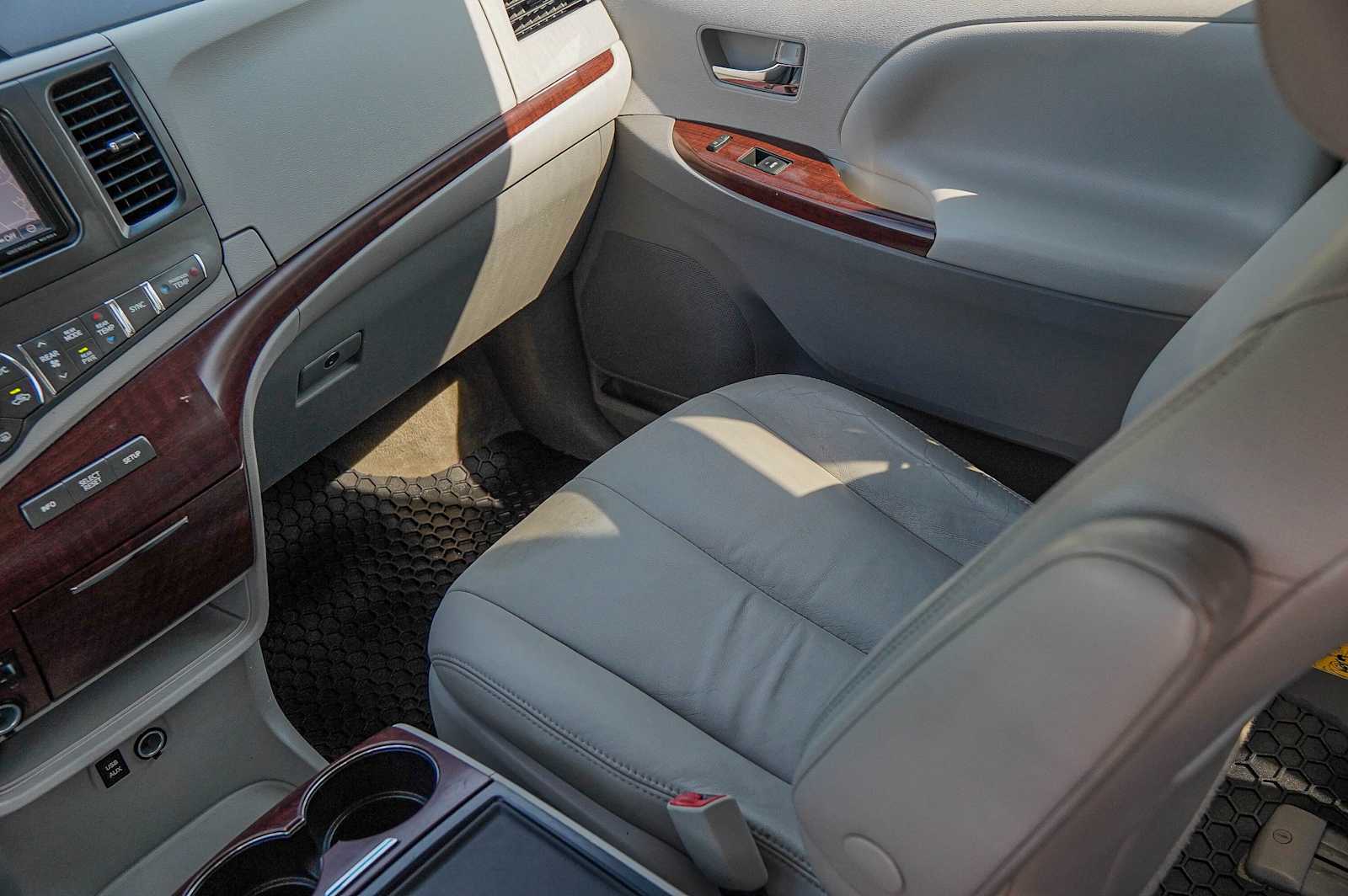 Thumbnail: 2013 Toyota Sienna - 30