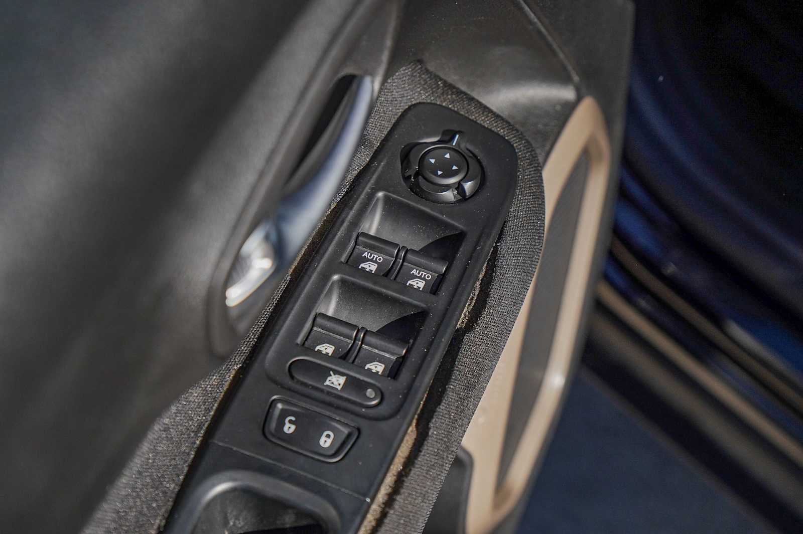 Thumbnail: 2015 Jeep Renegade - 23