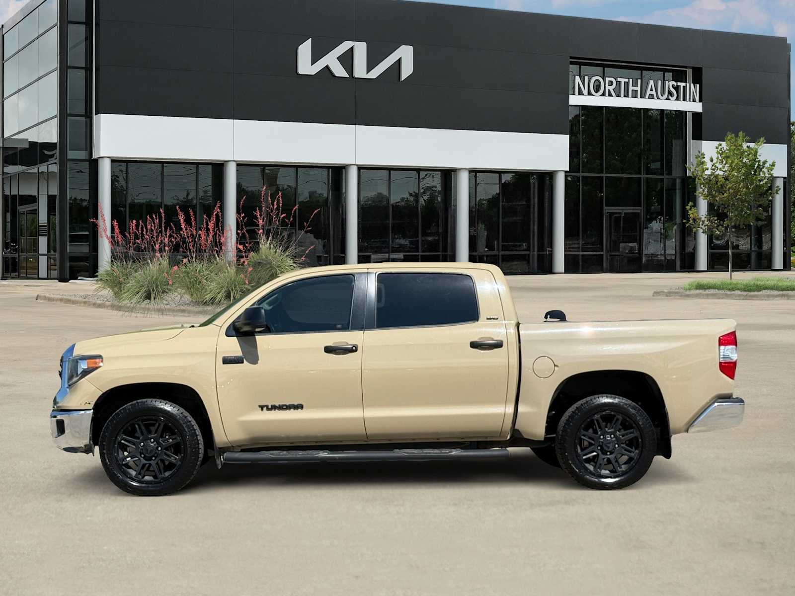 Thumbnail: 2019 Toyota Tundra - 10