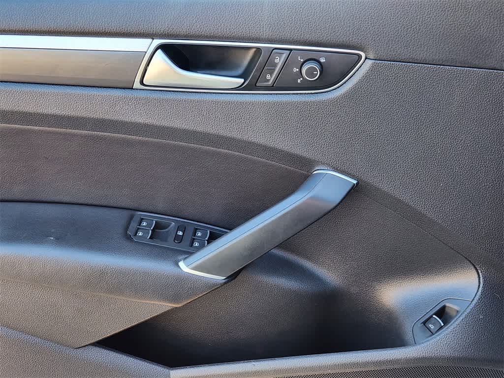 Thumbnail: 2016 Volkswagen Passat - 19