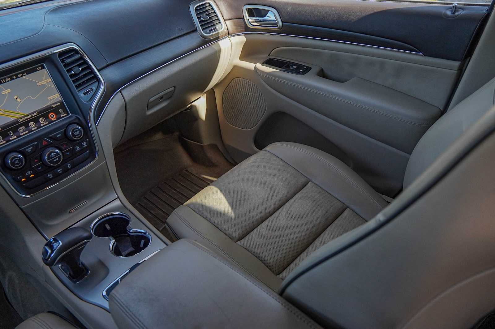 Thumbnail: 2015 Jeep Grand Cherokee - 29