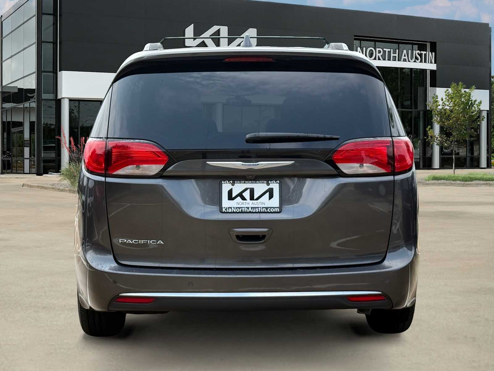 Thumbnail: 2018 Chrysler Pacifica - 7