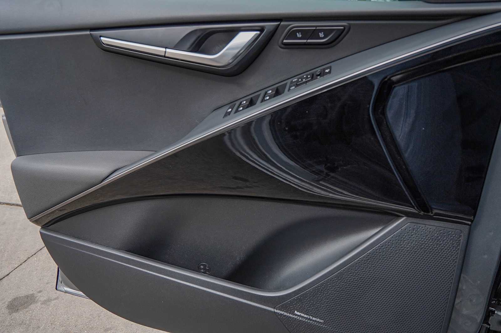 Thumbnail: 2024 Kia Niro - 24