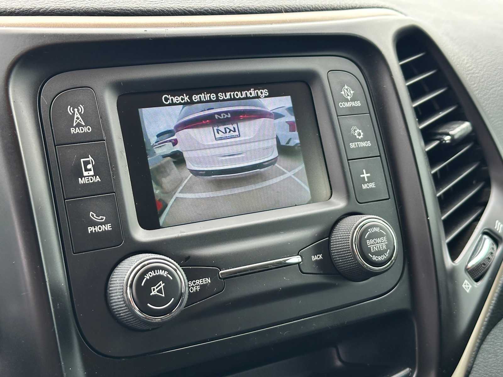 Thumbnail: 2018 Jeep Cherokee - 11