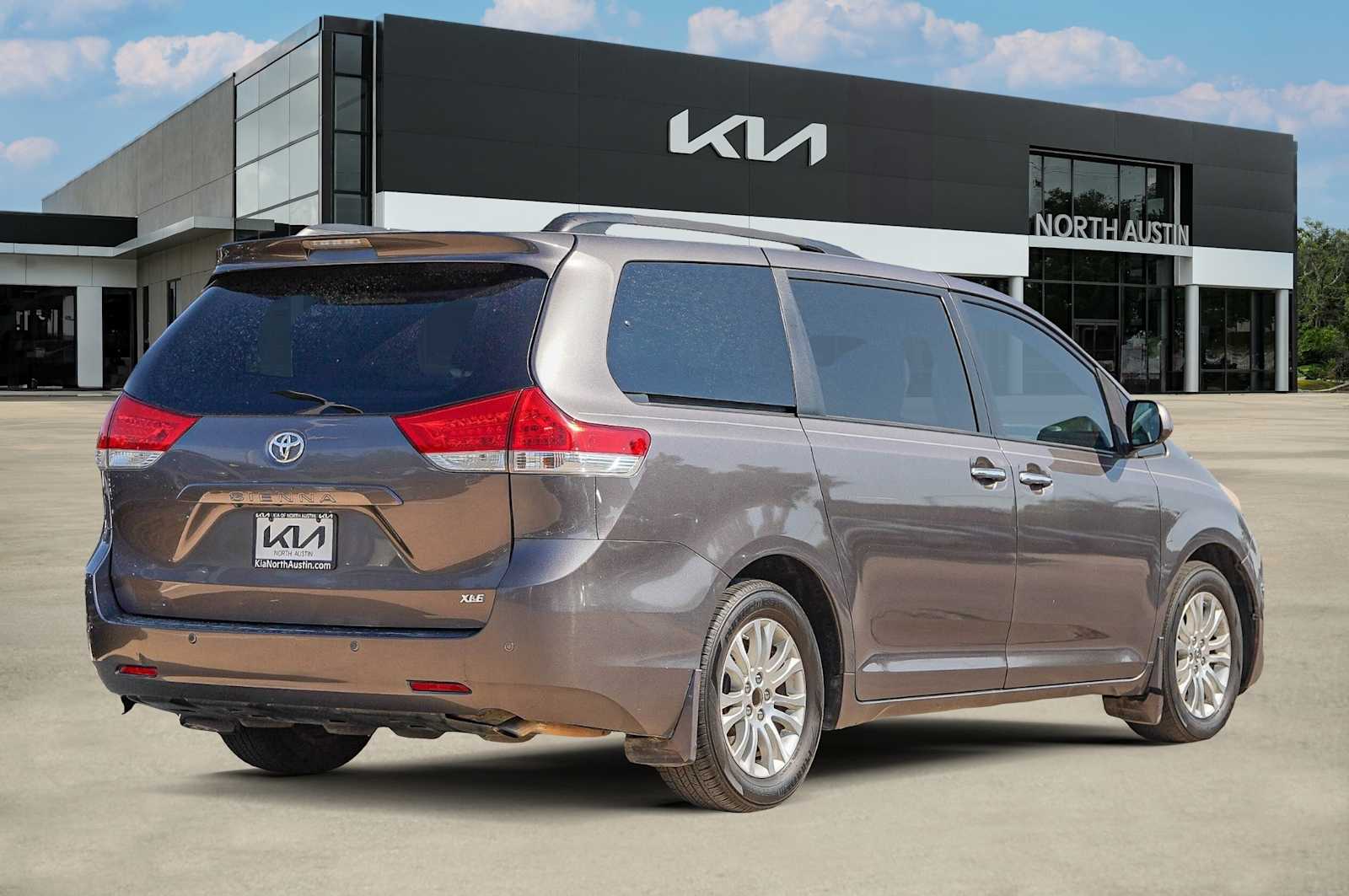 Thumbnail: 2013 Toyota Sienna - 9