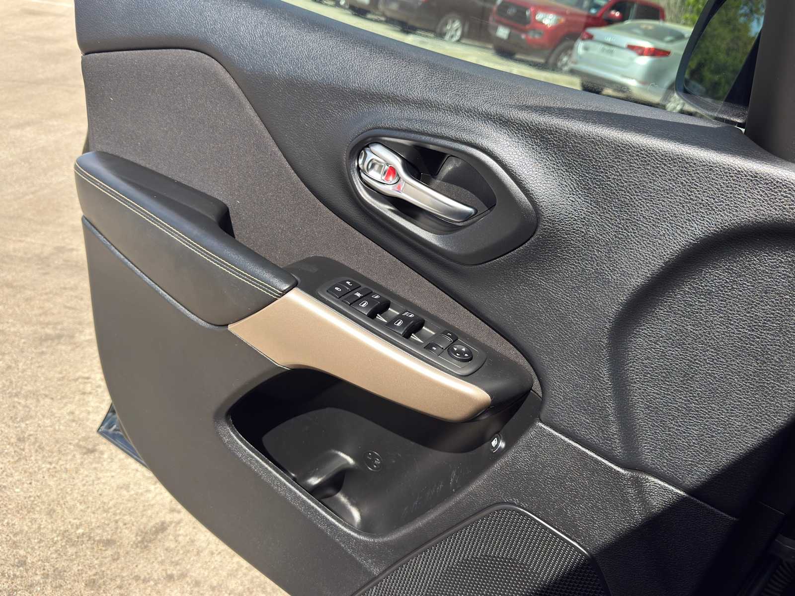 Thumbnail: 2018 Jeep Cherokee - 22