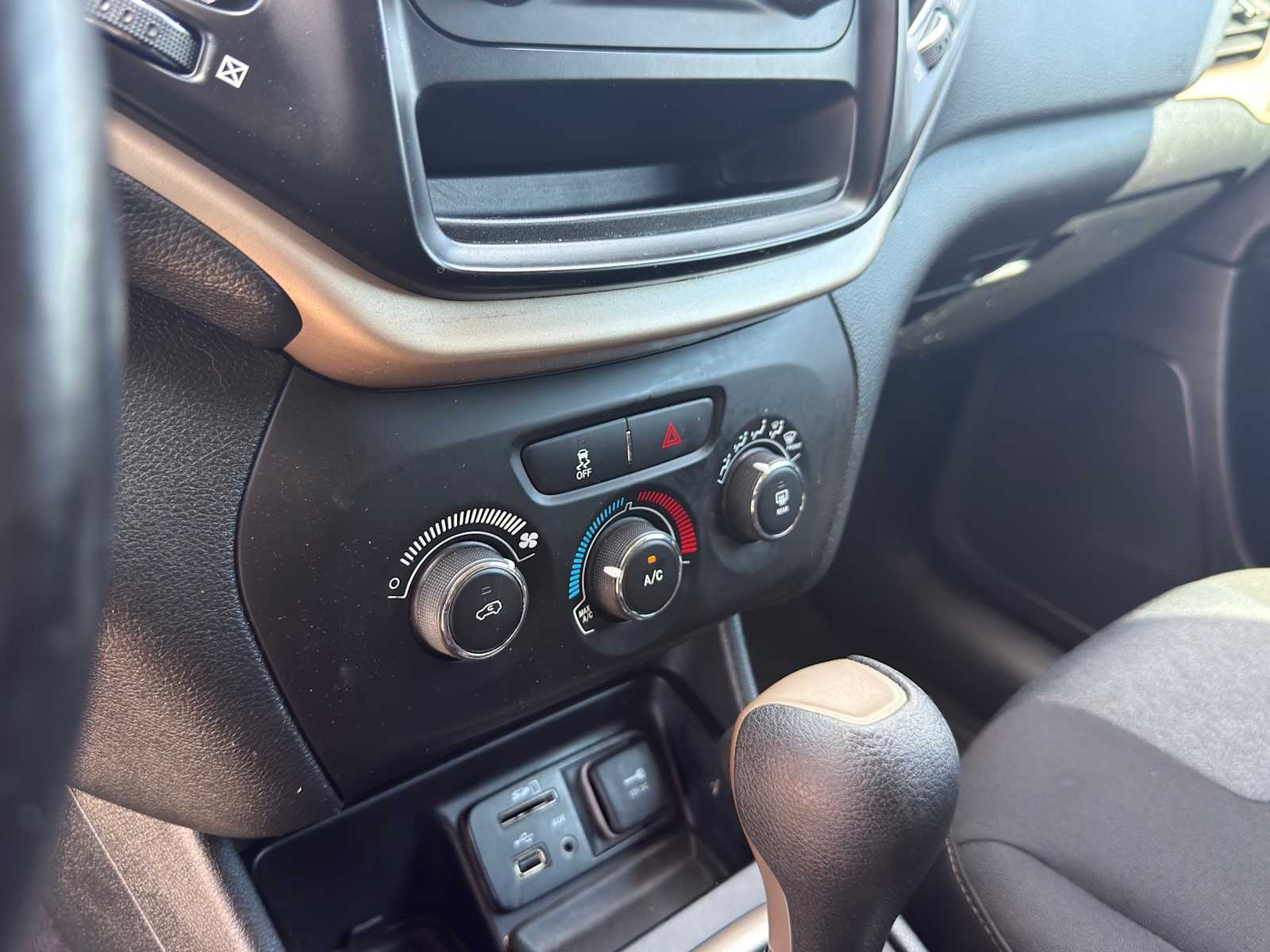 Thumbnail: 2018 Jeep Cherokee - 17