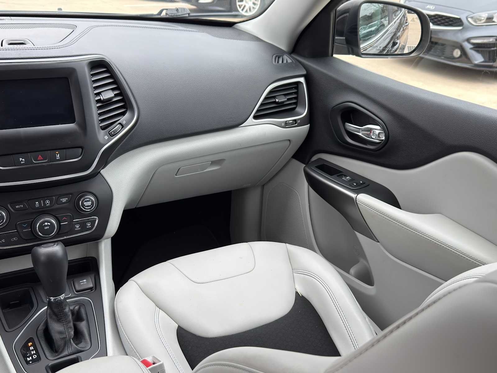 Thumbnail: 2021 Jeep Cherokee - 31