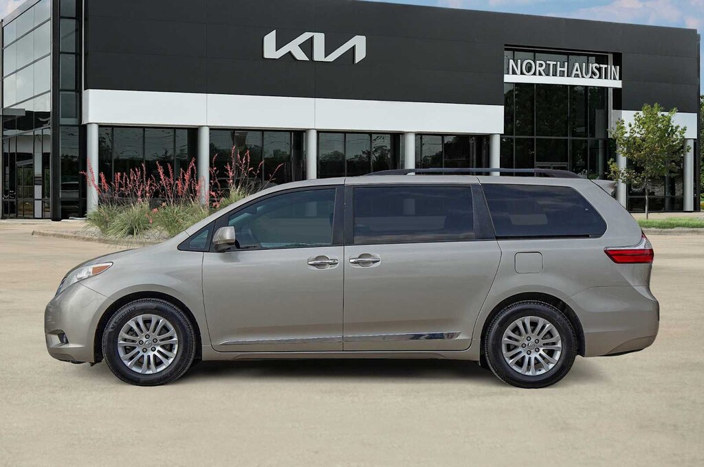 Used 2017 Toyota Sienna XLE 8 Passenger Van Passenger Van