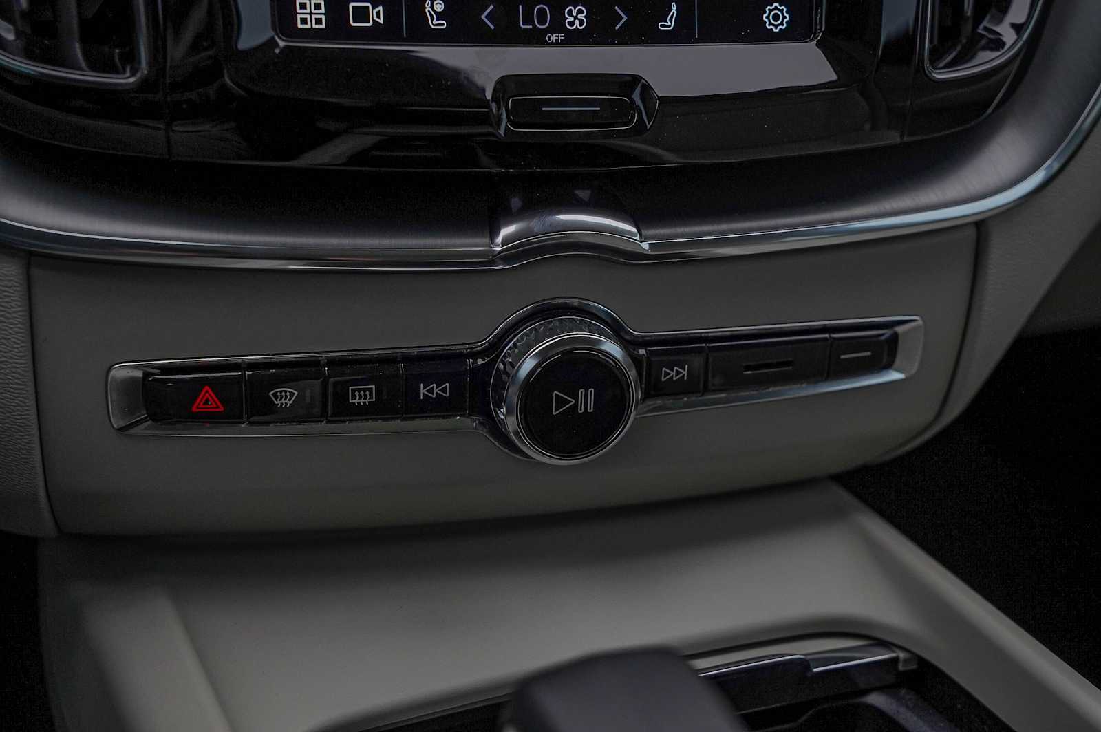 Thumbnail: 2023 Volvo XC60 - 19