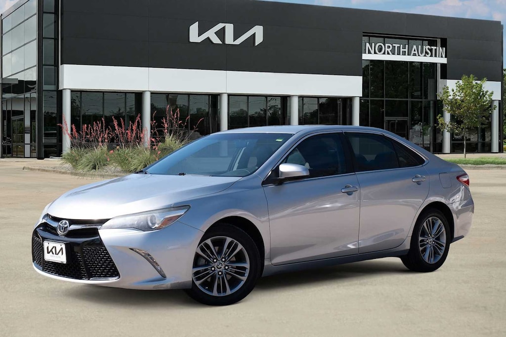 Used 2015 Toyota Camry SE Sedan