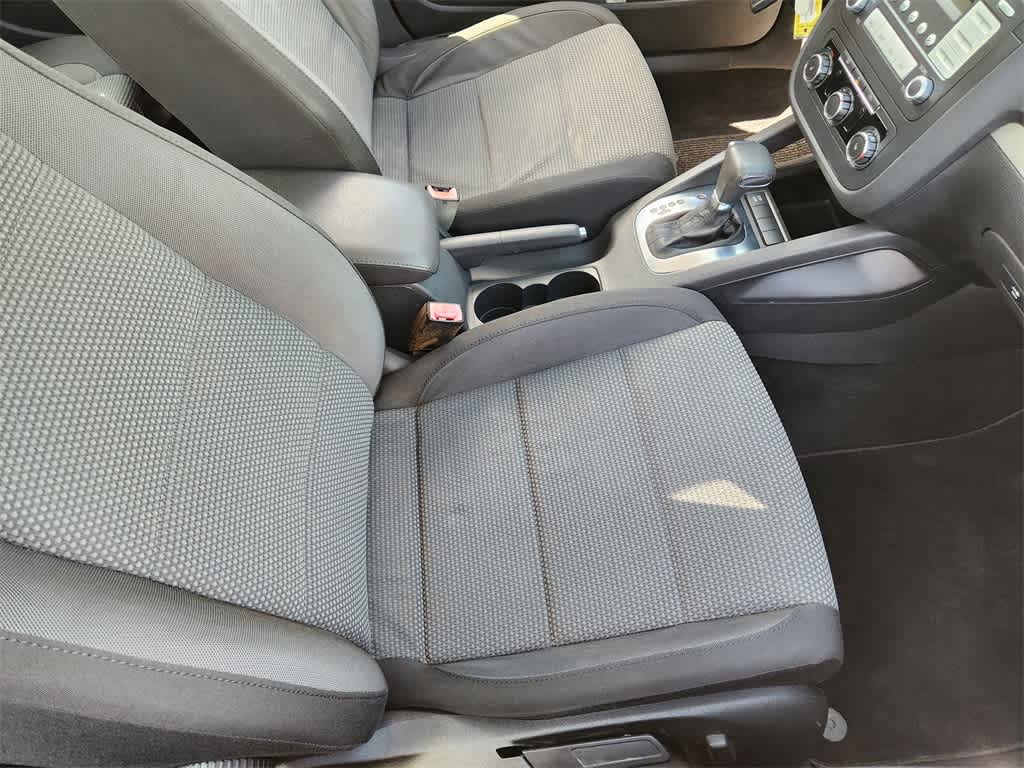 Thumbnail: 2010 Volkswagen Jetta - 14