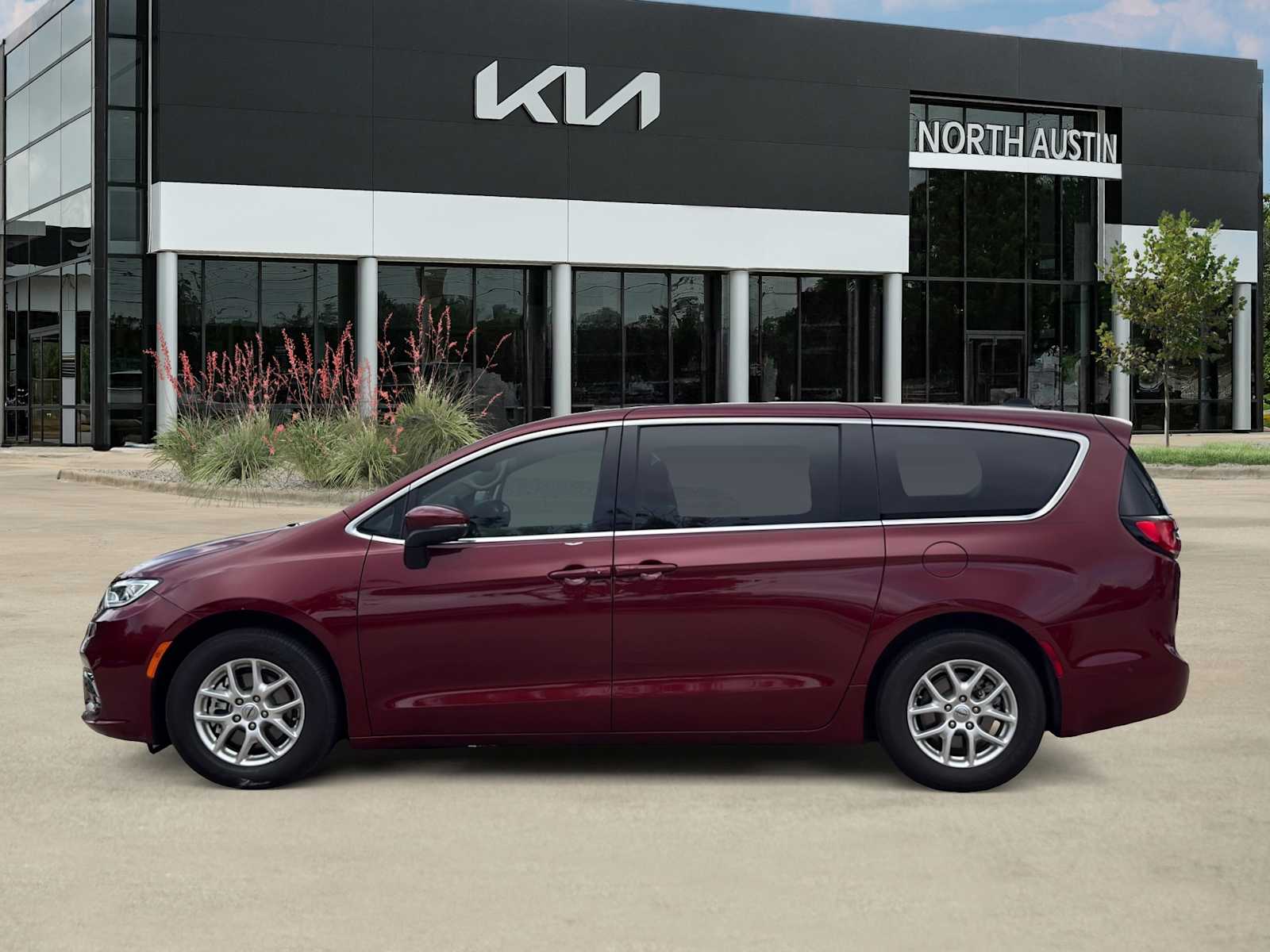 Thumbnail: 2023 Chrysler Pacifica - 5