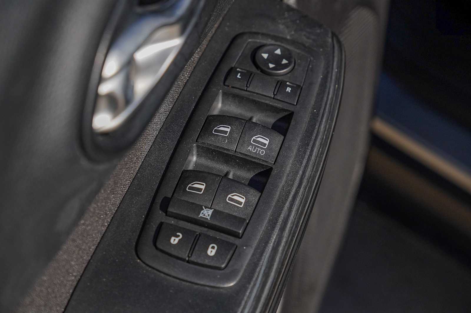 Thumbnail: 2016 Jeep Cherokee - 23