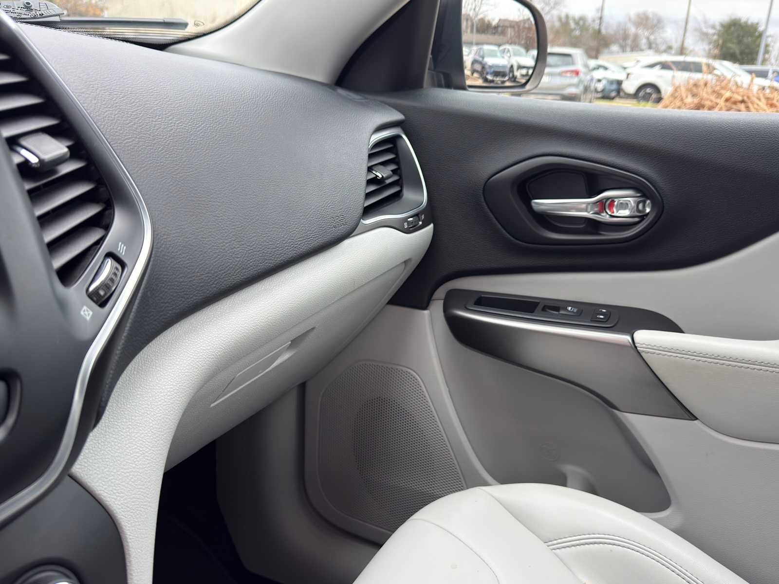 Thumbnail: 2021 Jeep Cherokee - 24