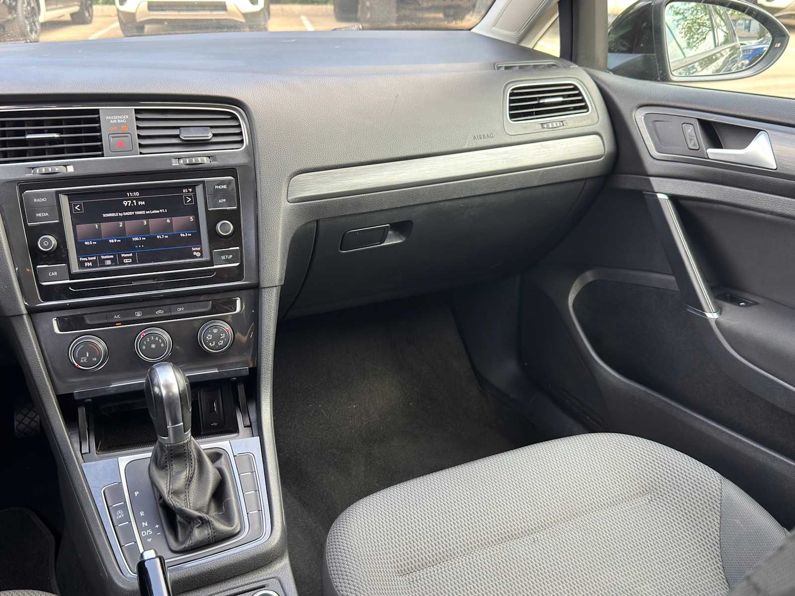 Thumbnail: 2019 Volkswagen e-Golf - 22