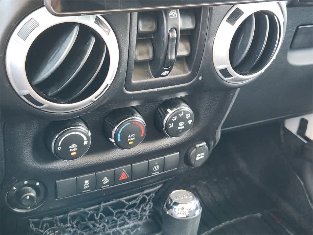 Thumbnail: 2016 Jeep Wrangler - 18