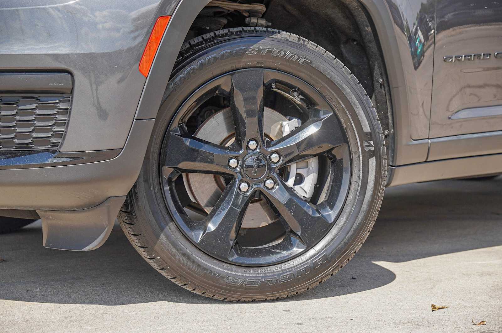 2022 Jeep Grand Cherokee Laredo photo 2