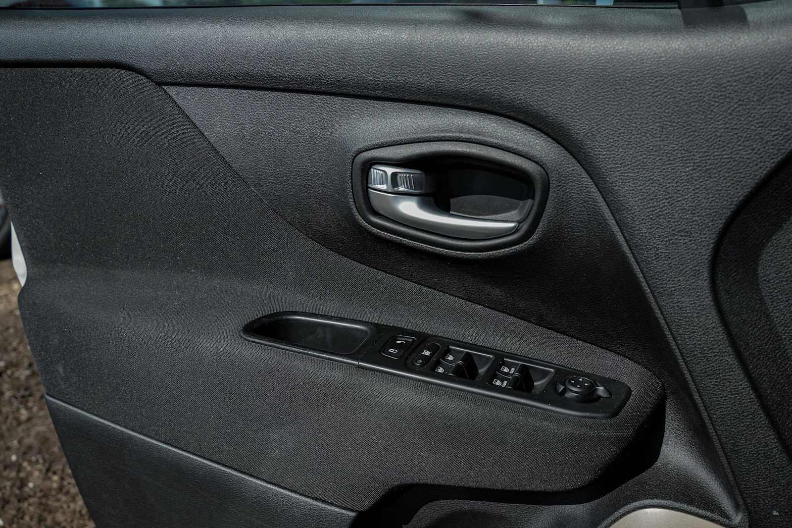 Thumbnail: 2016 Jeep Renegade - 21