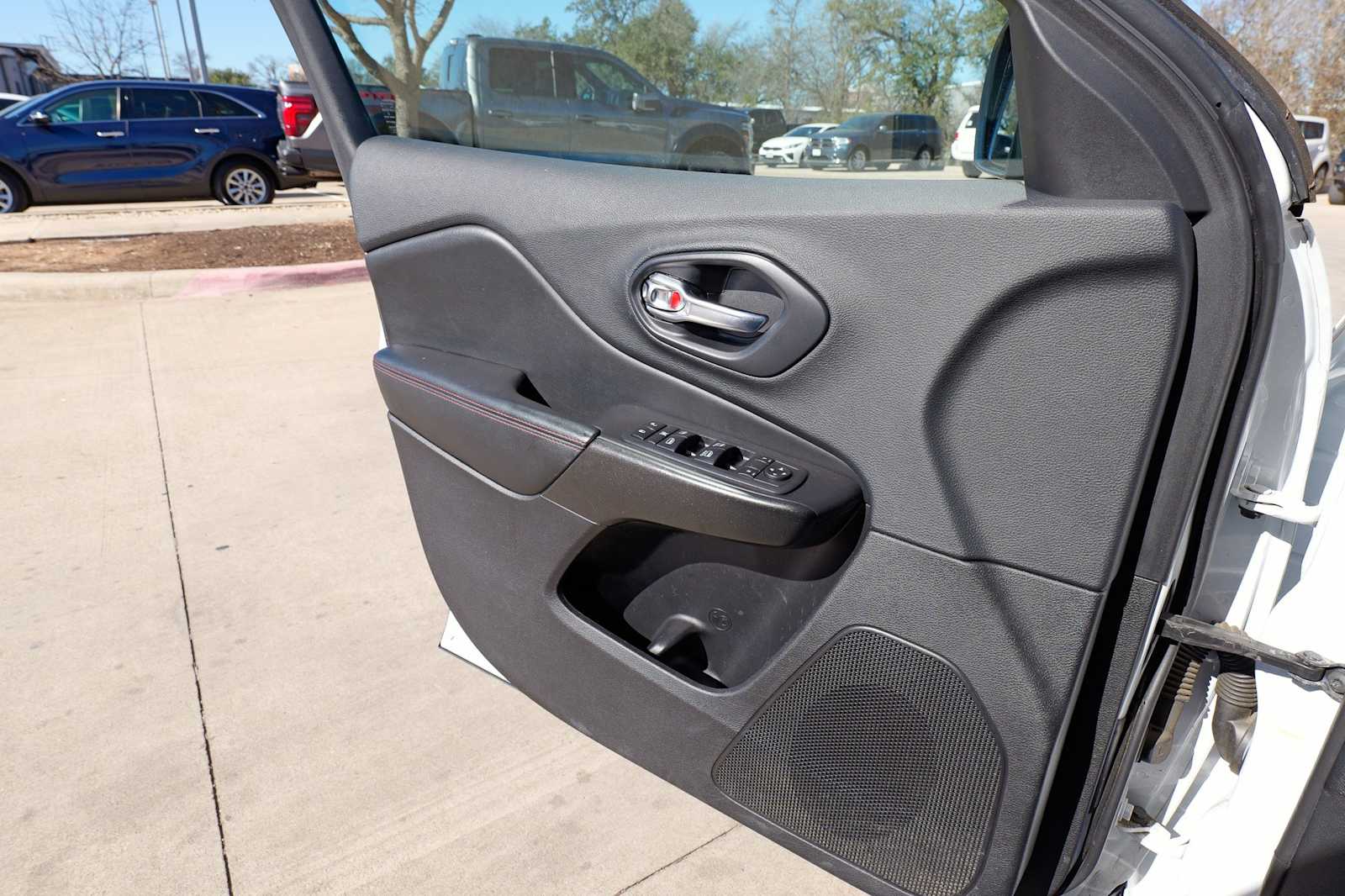 Thumbnail: 2020 Jeep Cherokee - 19