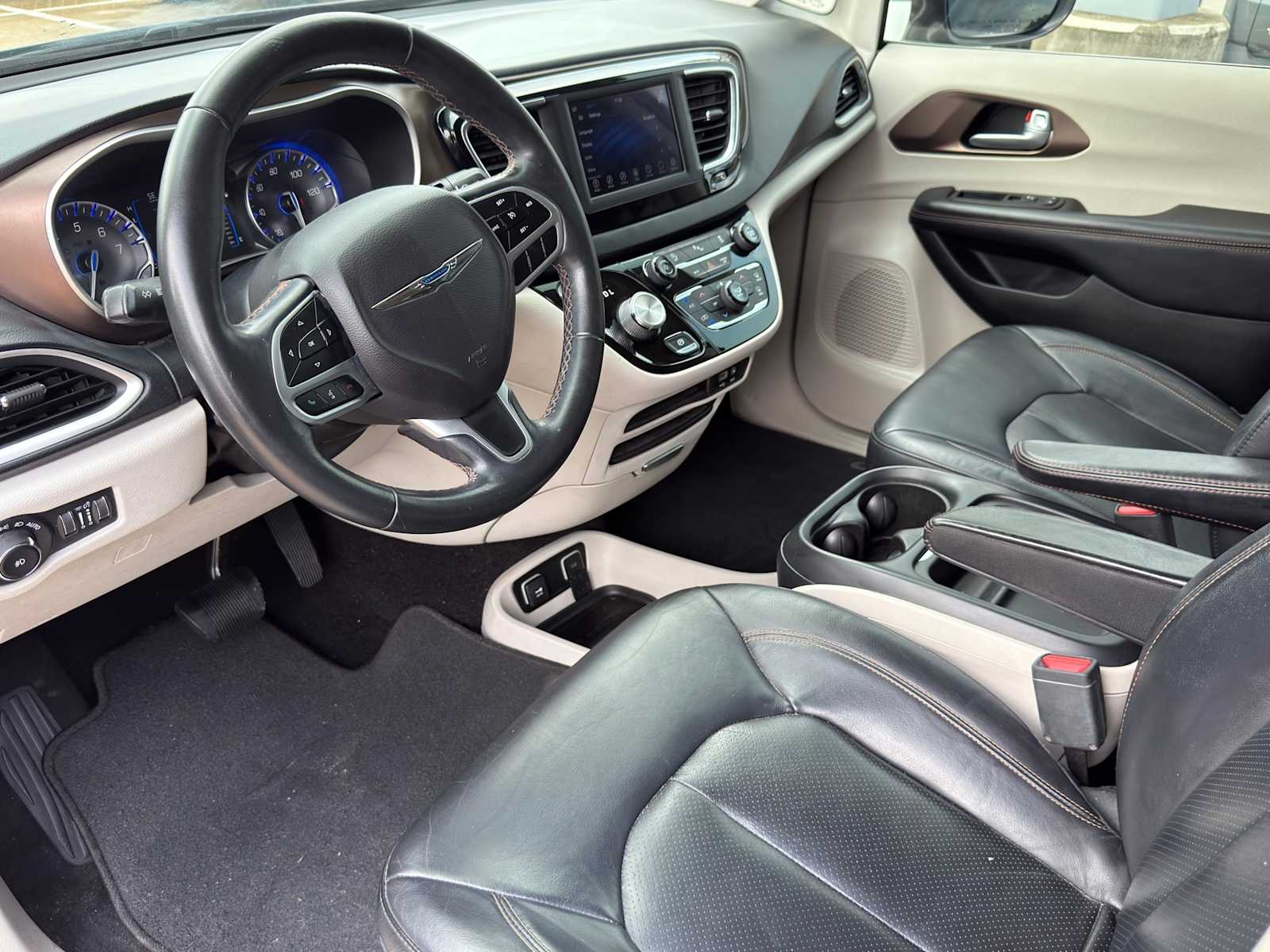 Thumbnail: 2018 Chrysler Pacifica - 9