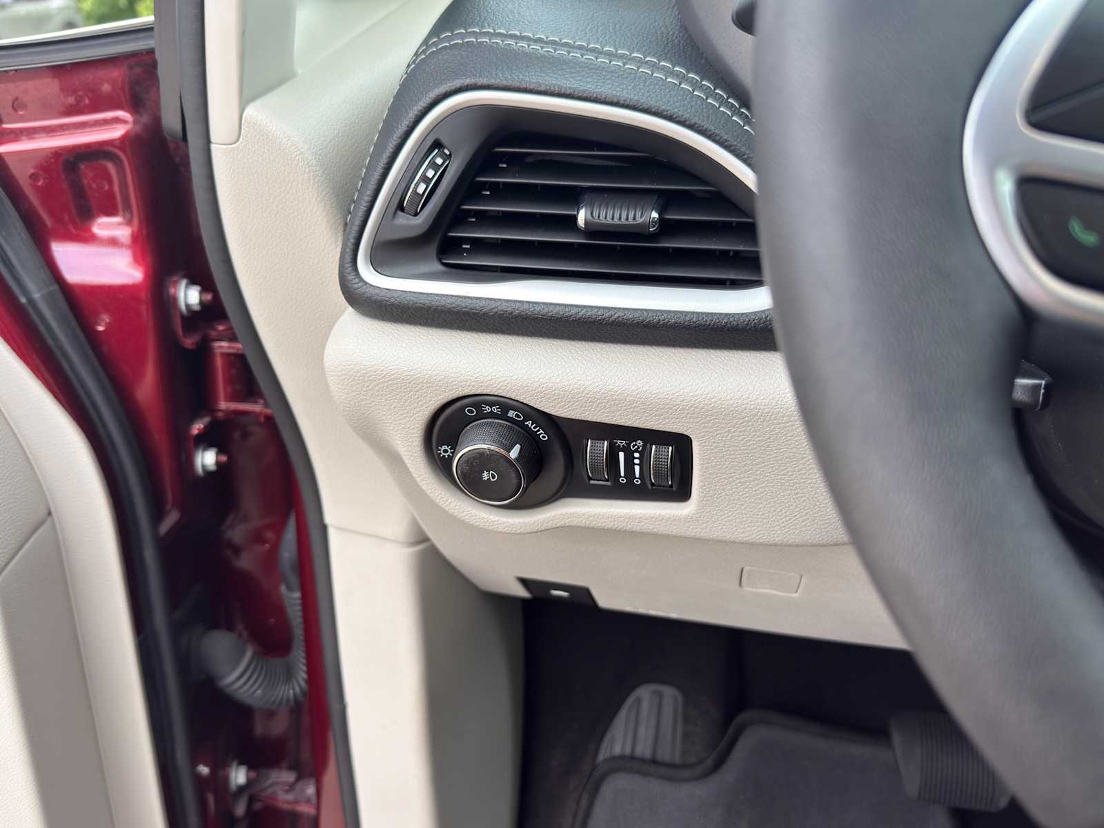Thumbnail: 2023 Chrysler Pacifica - 16