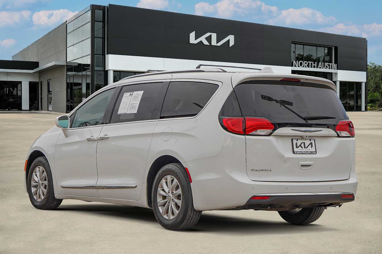 Thumbnail: 2018 Chrysler Pacifica - 5