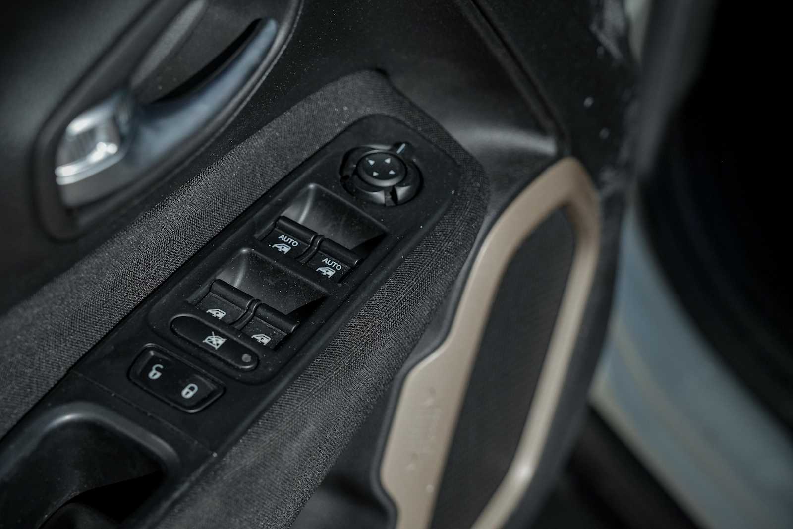 Thumbnail: 2016 Jeep Renegade - 22