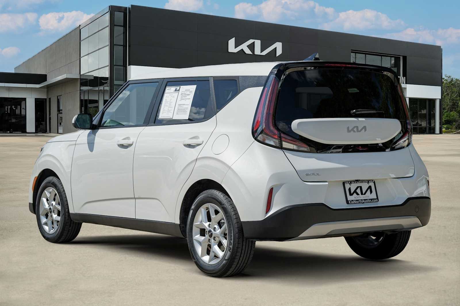 2024 Kia Soul LX photo 2