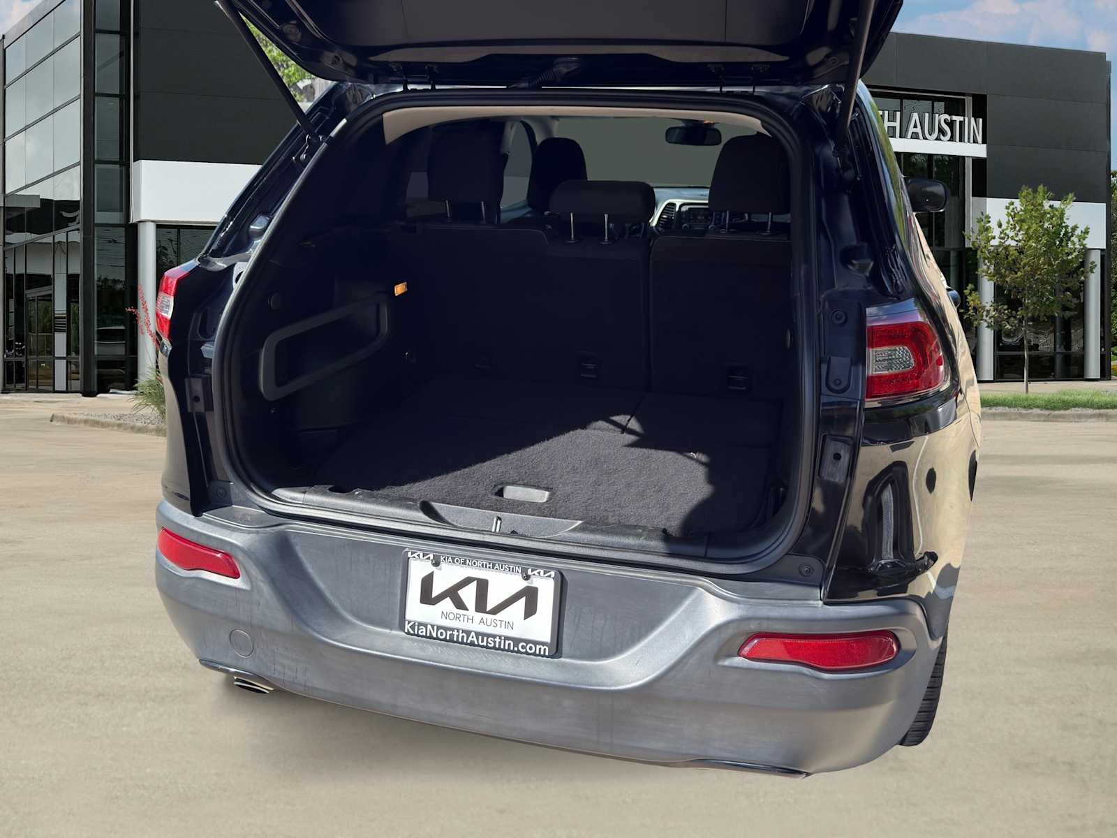 Thumbnail: 2018 Jeep Cherokee - 11