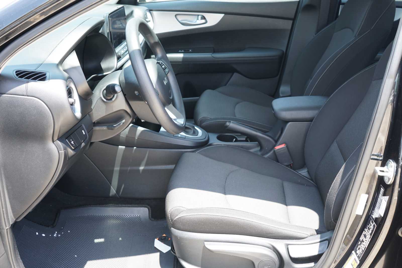 2024 Kia Forte LXS - Photo 9
