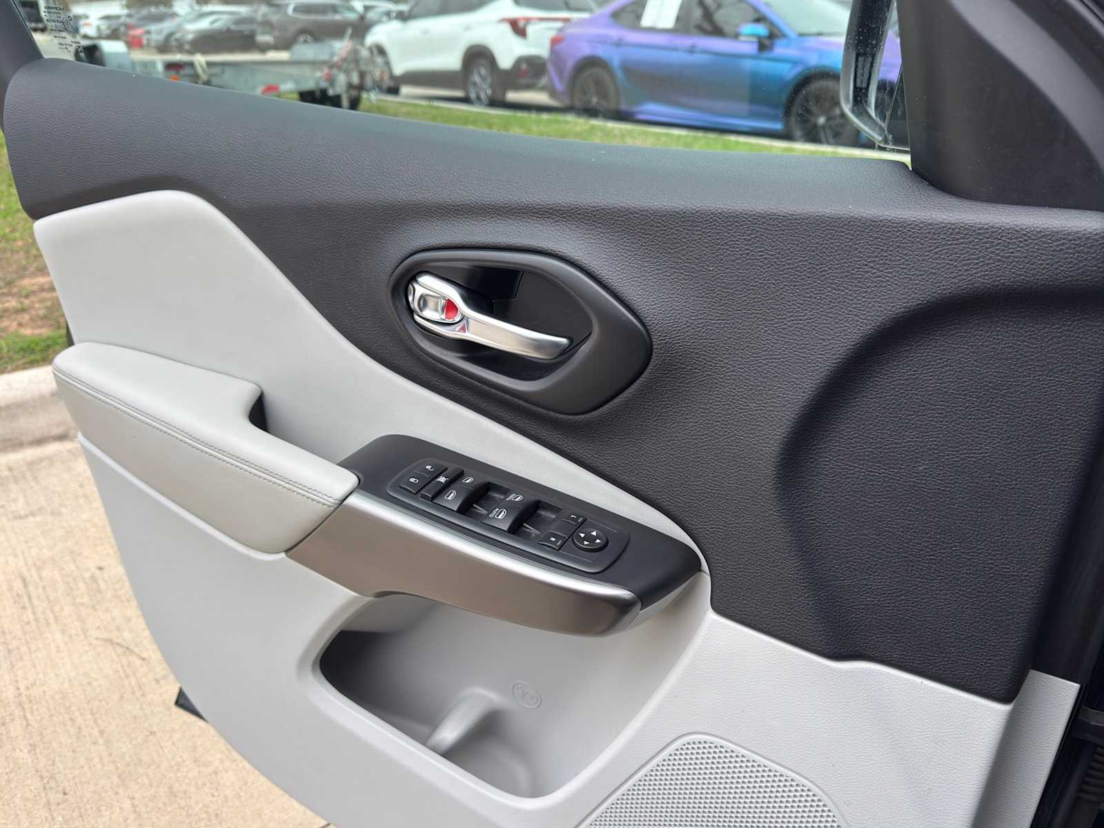 Thumbnail: 2021 Jeep Cherokee - 22