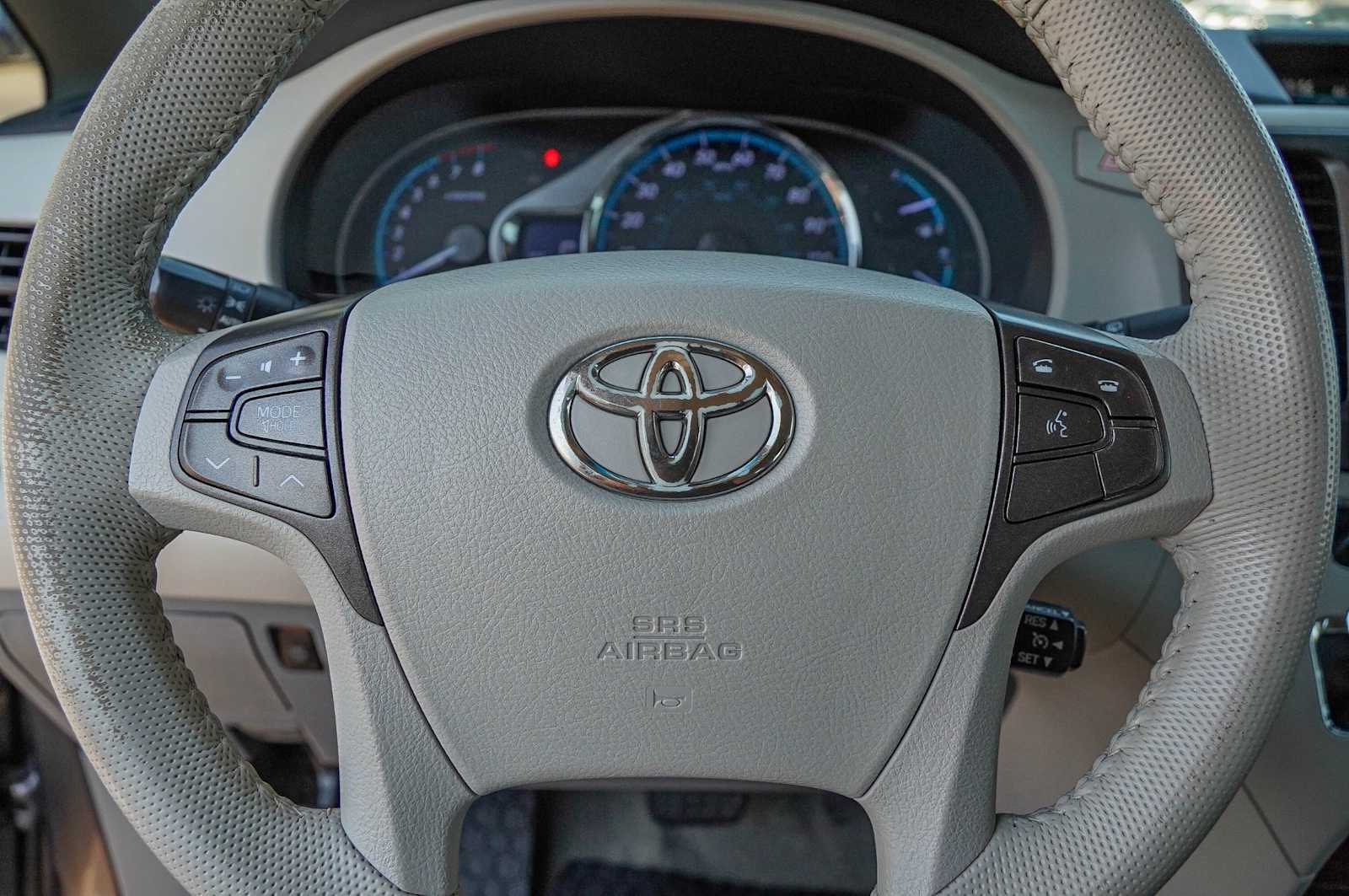 Thumbnail: 2013 Toyota Sienna - 13