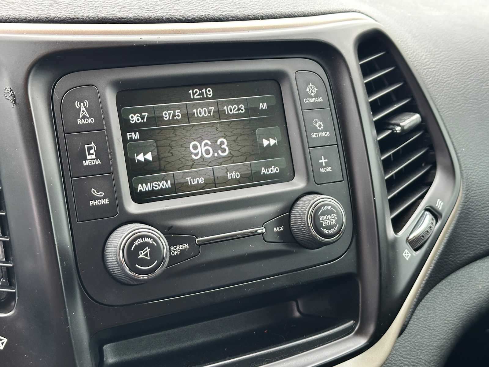 Thumbnail: 2018 Jeep Cherokee - 10