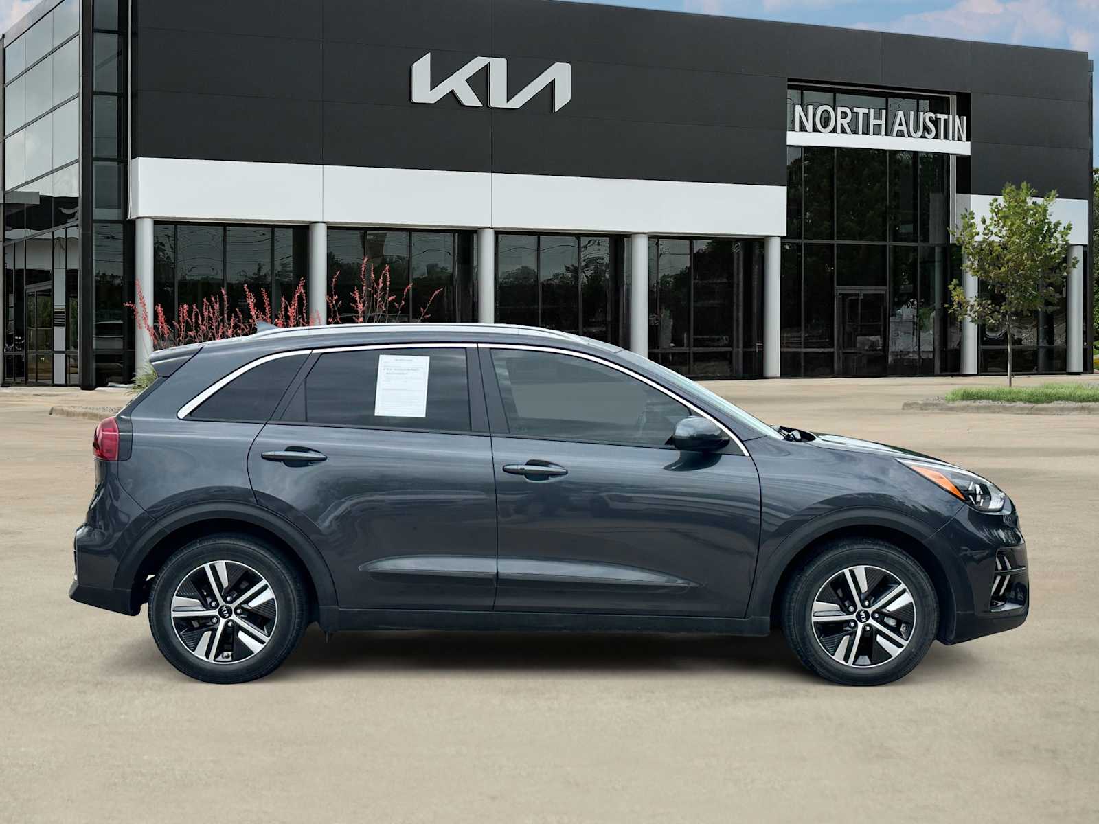 Thumbnail: 2020 Kia Niro - 6